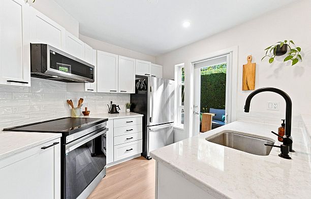 101 657 W 7th Avenue Fairview VW