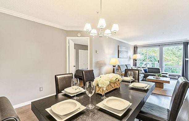 210 889 W 7th Avenue Fairview VW