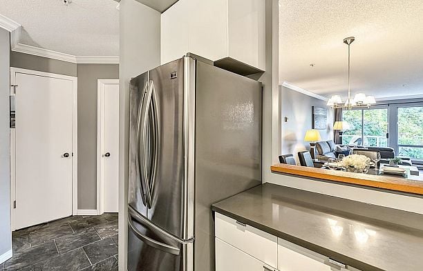 210 889 W 7th Avenue Fairview VW
