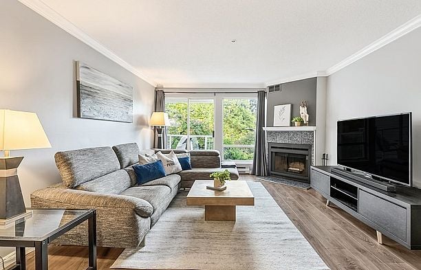 210 889 W 7th Avenue Fairview VW