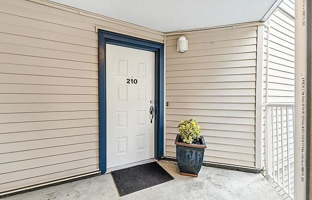 210 889 W 7th Avenue Fairview VW
