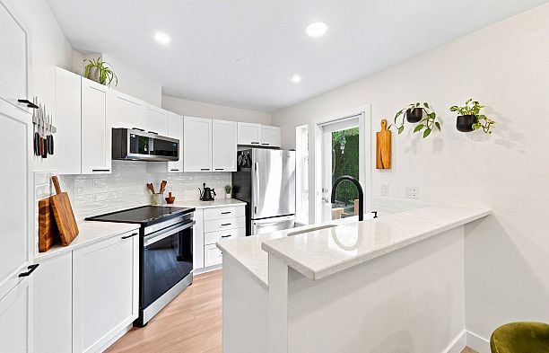 101 657 W 7th Avenue Fairview VW