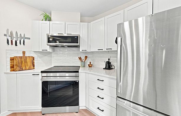 101 657 W 7th Avenue Fairview VW