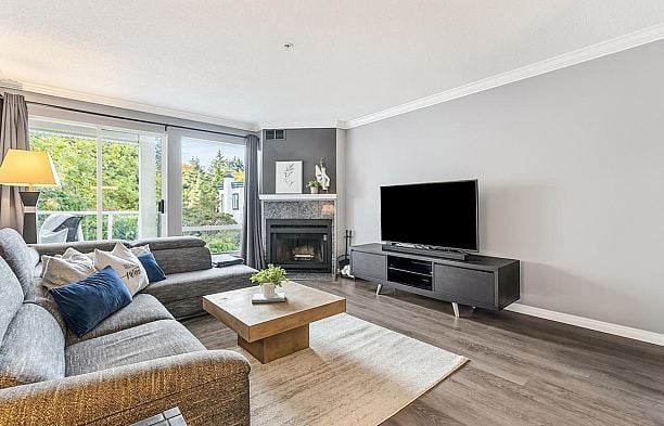 210 889 W 7th Avenue Fairview VW