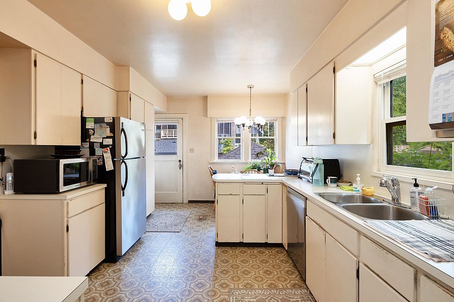 1121 W 16th Avenue Vancouver, BC - 13