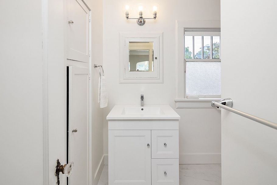 1121 W 16th Avenue Vancouver, BC - 6