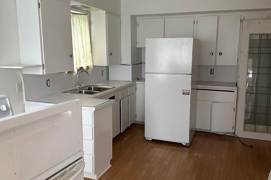 1929 E Broadway Vancouver, BC - 6