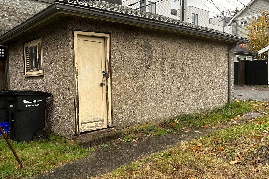 1929 E Broadway Vancouver, BC - 3