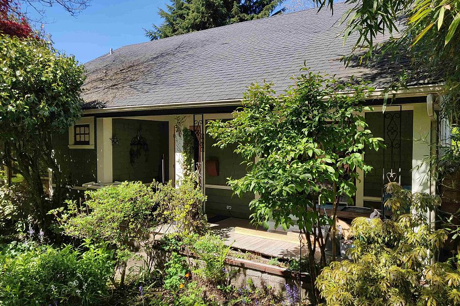 2115 W 34th Avenue Vancouver, BC - 1