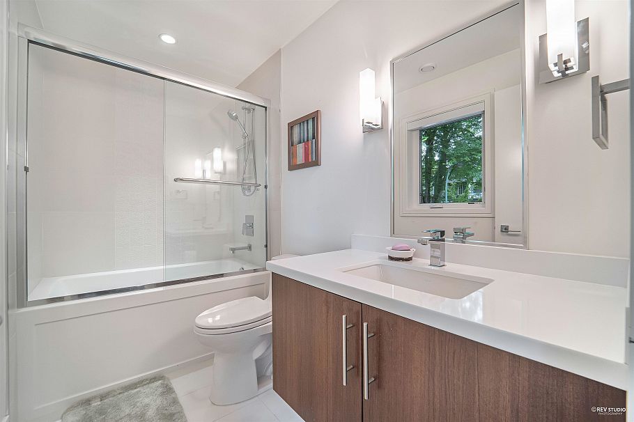 3853 W 14th Avenue Vancouver, BC - 9