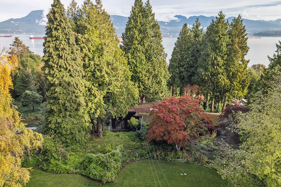 4755 BELMONT AVENUE Vancouver, BC - 1