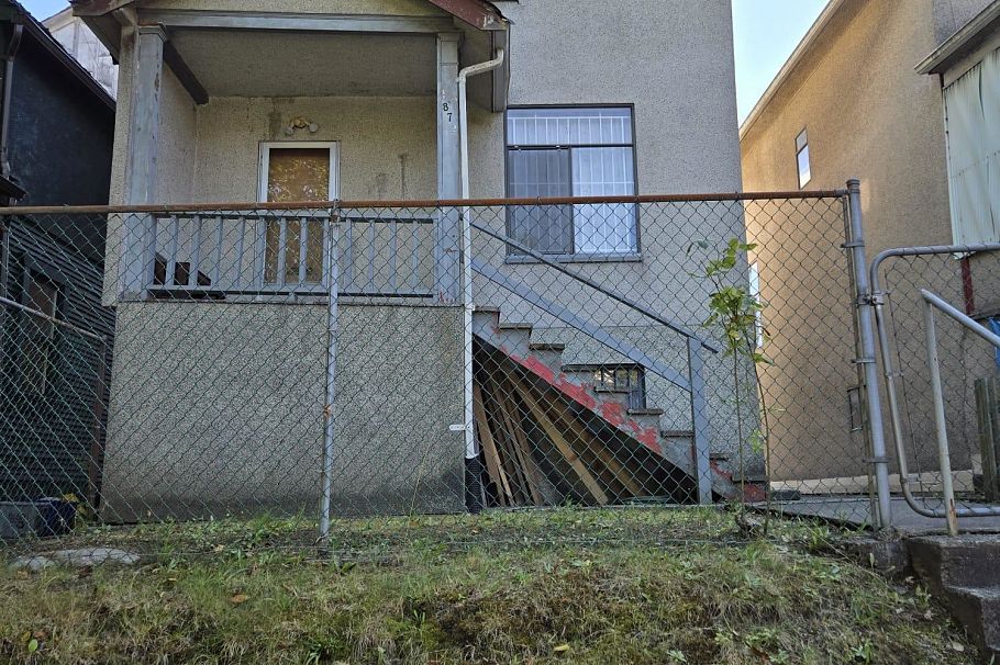 872 UNION STREET Vancouver, BC - 1