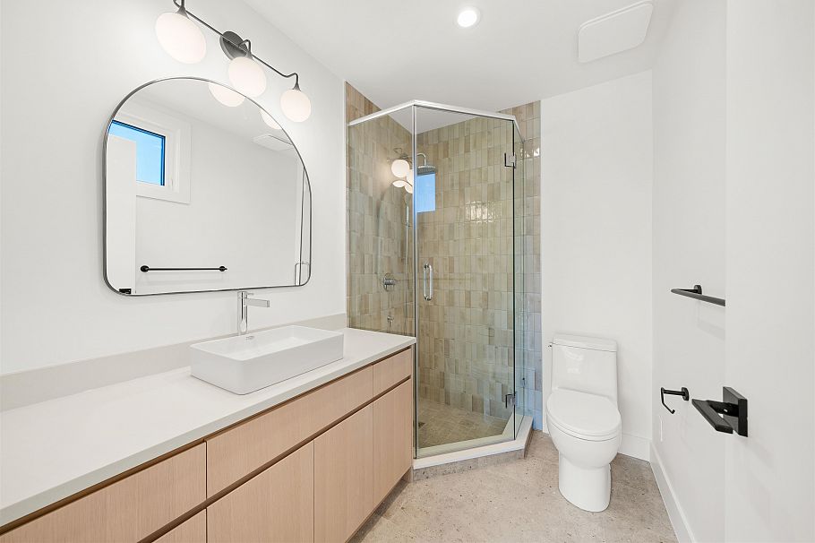 2 760 W 48 AVENUE Vancouver, BC - 4