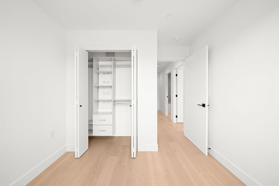 2 760 W 48 AVENUE Vancouver, BC - 2