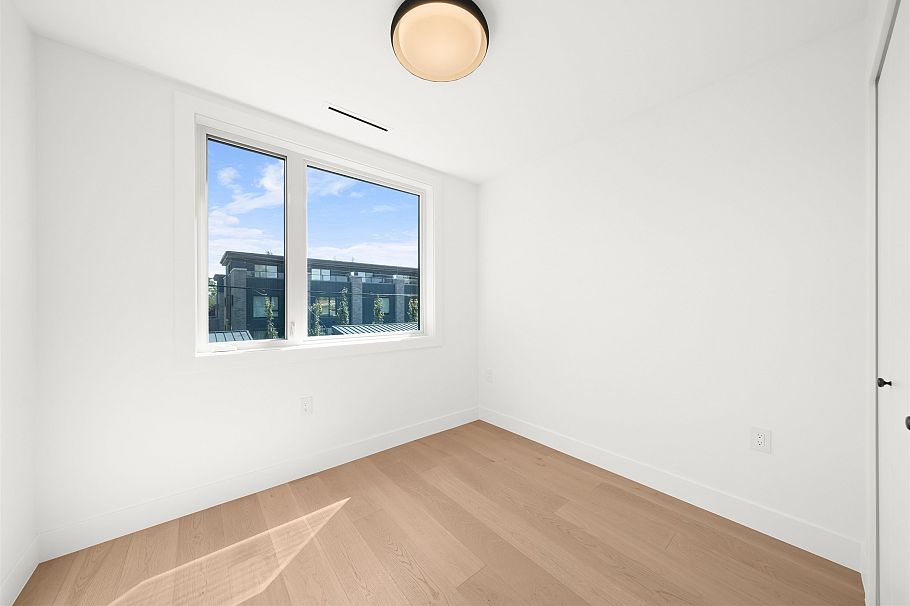 2 760 W 48 AVENUE Vancouver, BC - 3