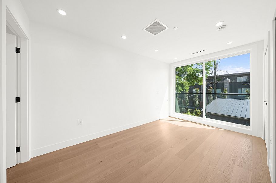 2 760 W 48 AVENUE Vancouver, BC - 5