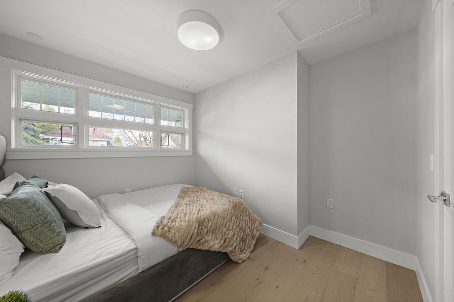 1058 W 15 TH AVENUE Vancouver, BC - 2