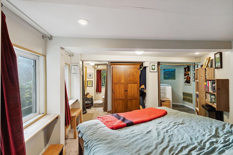 713 E ST. JAMES ROAD North Vancouver, BC - 3