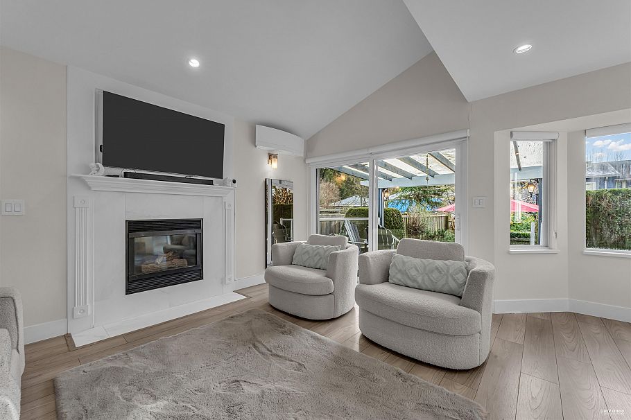 633 FIR STREET North Vancouver, BC - 36