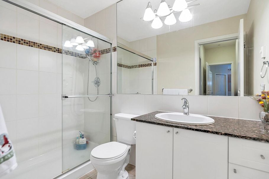 211 3551 FOSTER AVENUE Vancouver, BC - 4