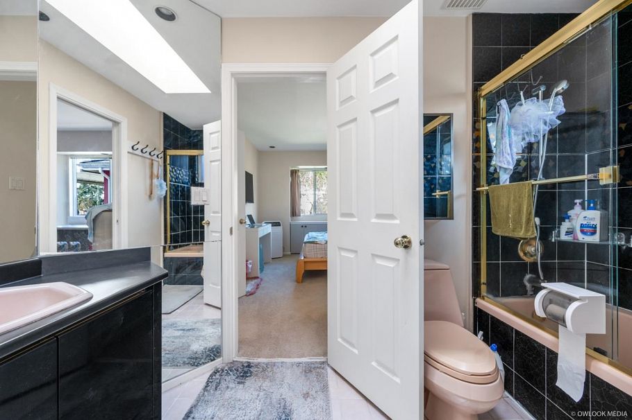 W 58TH AVENUE Vancouver, BC - 14