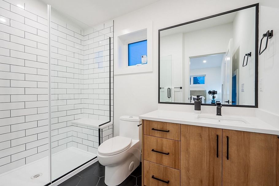 1 ROSSLAND STREET Vancouver, BC - 4