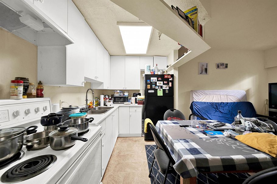 2 E BROADWAY Vancouver, BC - 19