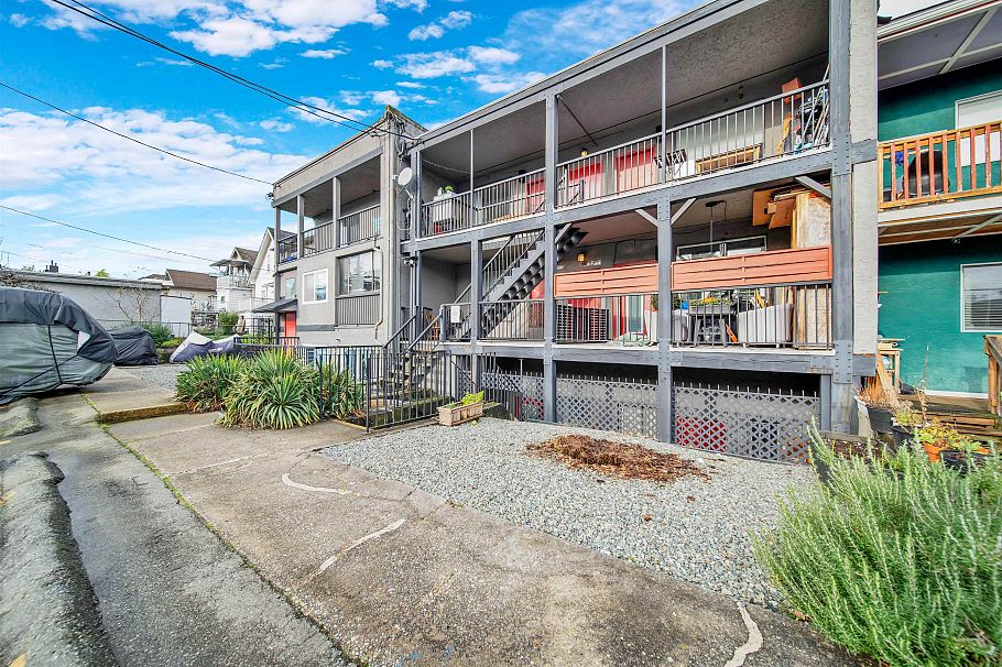 2 E BROADWAY Vancouver, BC - 11