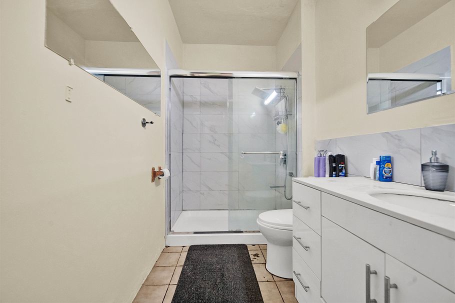 2 E BROADWAY Vancouver, BC - 16