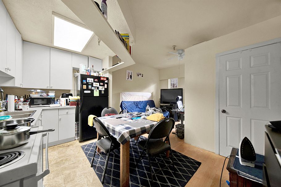 2 E BROADWAY Vancouver, BC - 17