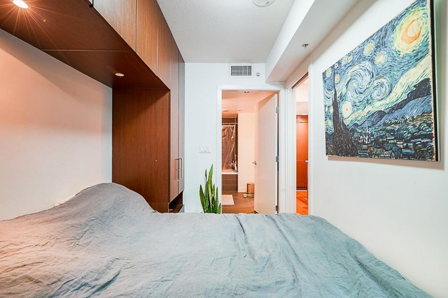 210 RICHARDS STREET Vancouver, BC - 4