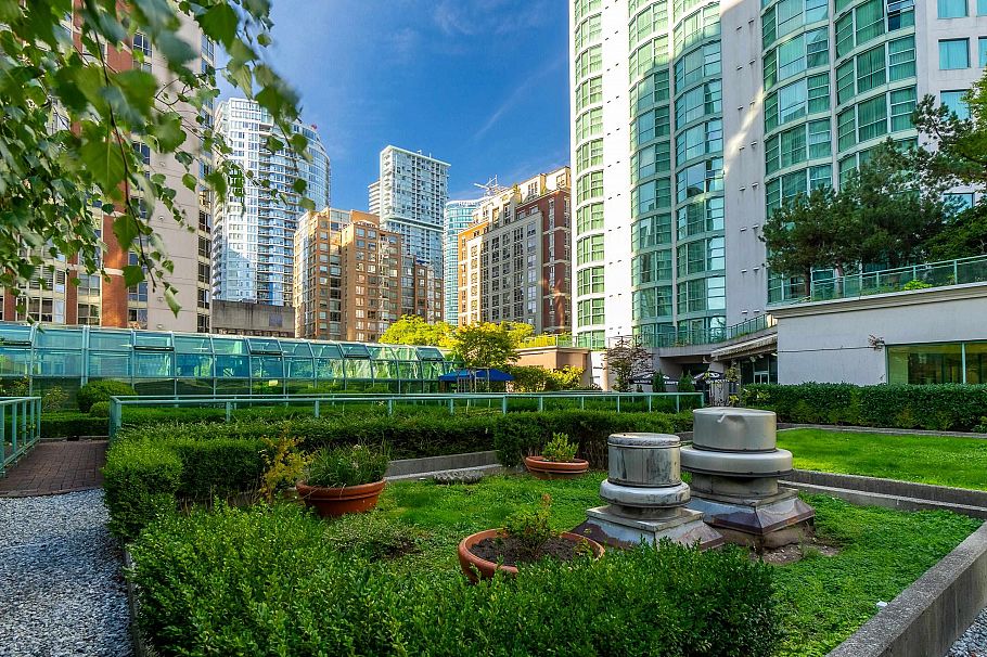 2405 888 Hamilton Street Vancouver, BC - 13