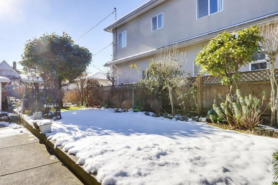 2542 E 3rd Avenue Vancouver, BC - 10