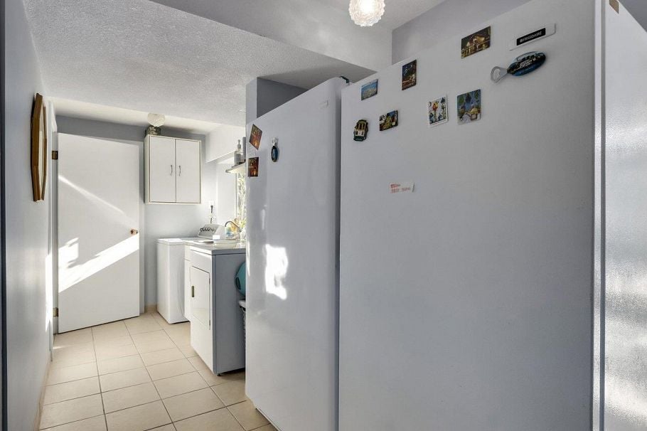 2542 E 3rd Avenue Vancouver, BC - 2