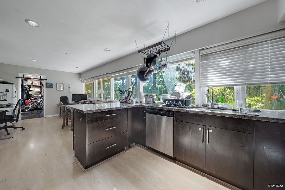 6891 E Heather Street Vancouver, BC - 30