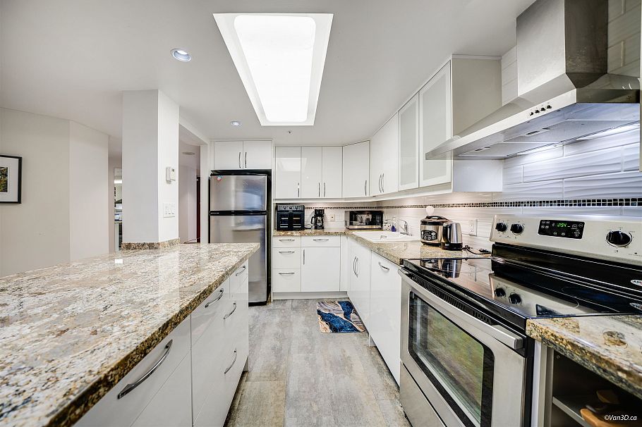 701 1050 Burrard Street Vancouver, BC - 3