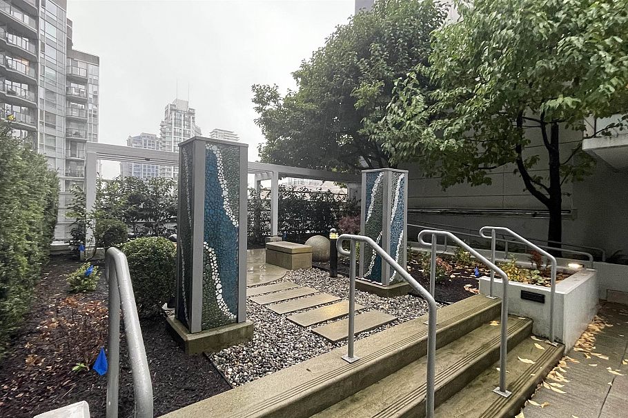 1002 1205 Howe Street Vancouver, BC - 1