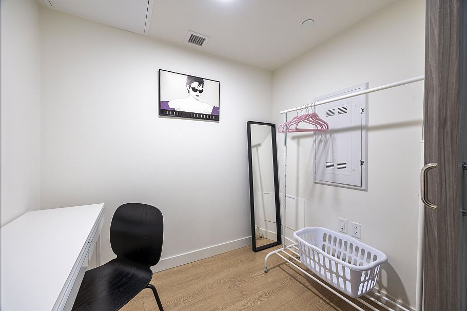 403 89 Nelson Avenue Vancouver, BC - 4