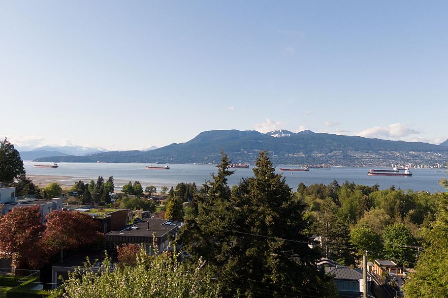 4415 W 4th Avenue Vancouver, BC - 1