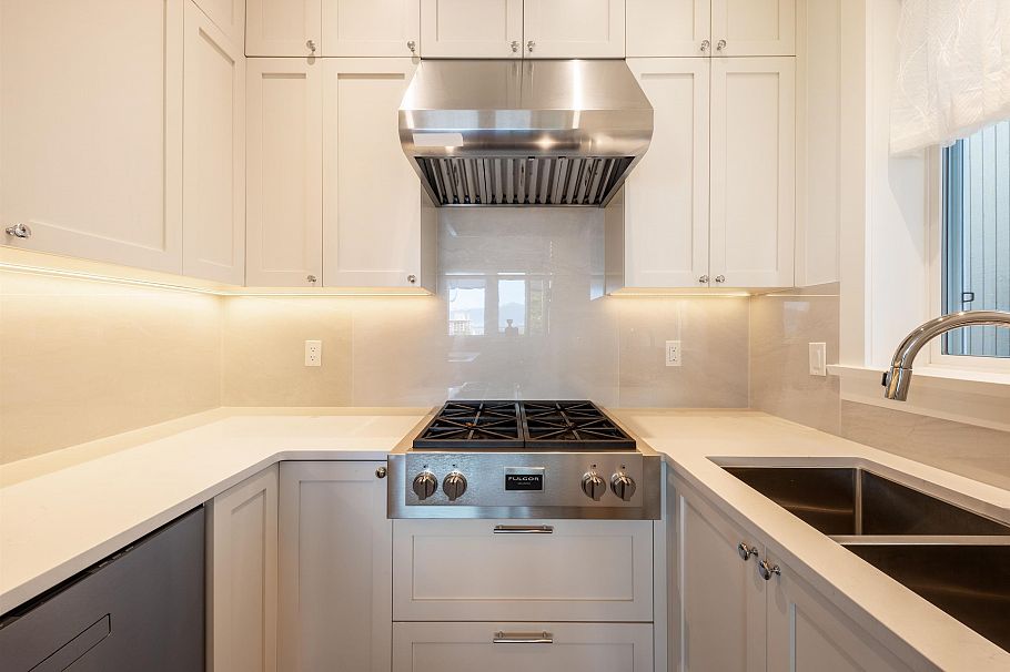 3755 W 13th Avenue Vancouver, BC - 11
