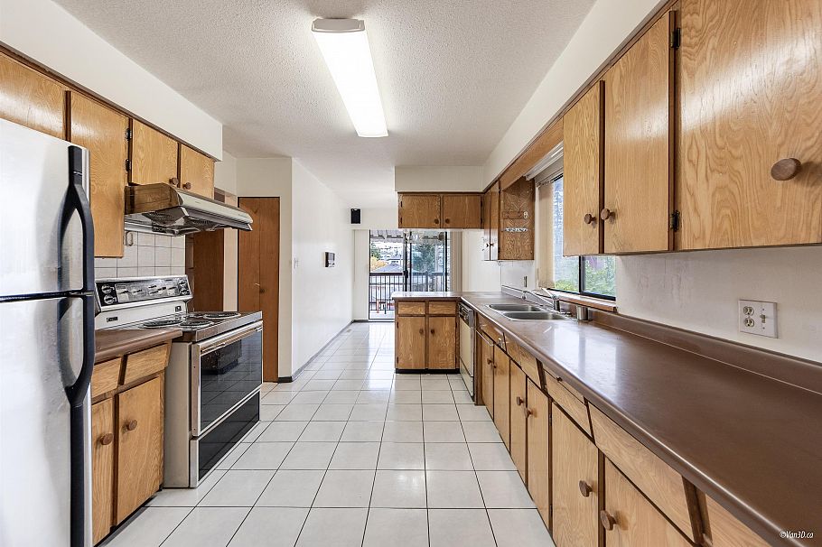 4688 Manor Street Vancouver, BC - 8