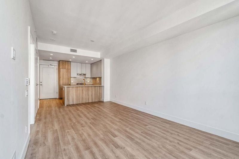 802 2325 Emery Court North Vancouver, BC - 2