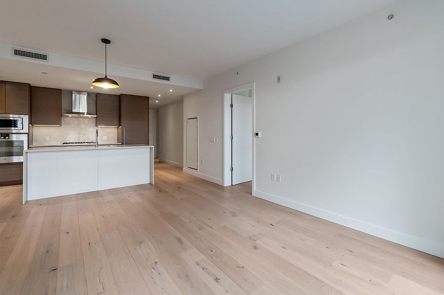 207 5693 Elizabeth Street Vancouver, BC - 2
