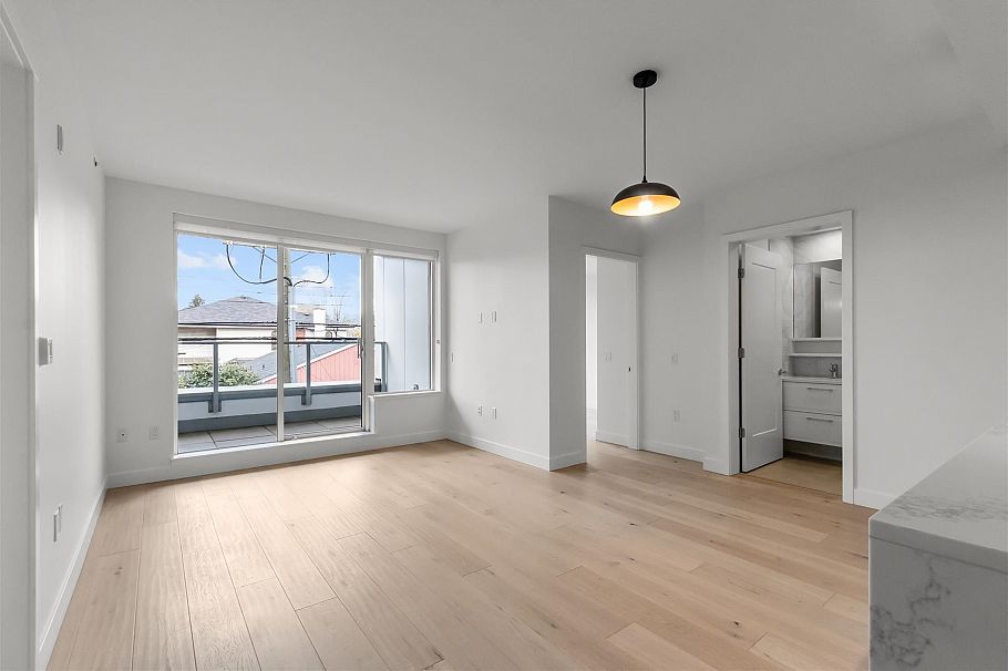 207 5693 Elizabeth Street Vancouver, BC - 9
