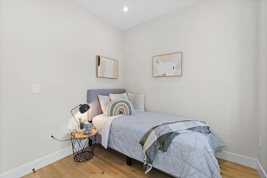 40 E 46th Avenue Vancouver, BC - 9