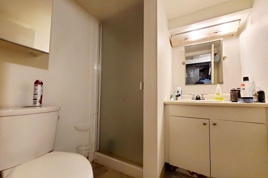 3542 W 16th Avenue Vancouver, BC - 10