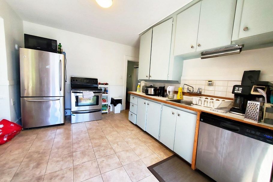 3542 W 16th Avenue Vancouver, BC - 4