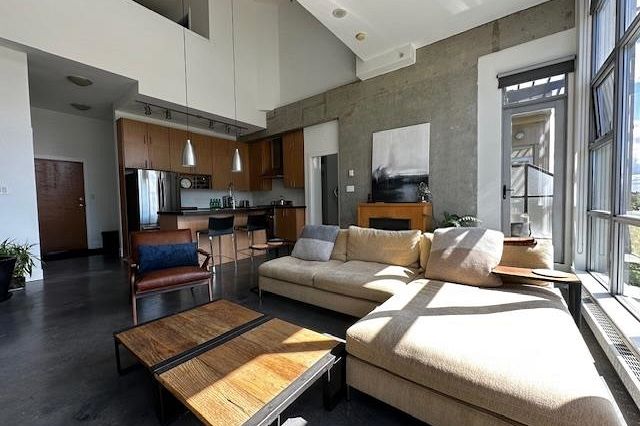 603 2635 Prince Edward Street Vancouver, BC - 2