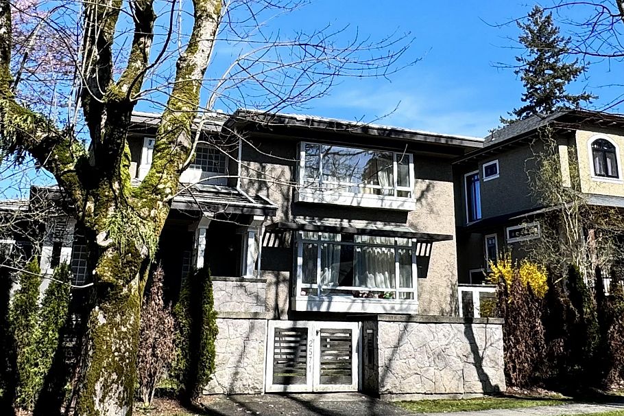 2571 W 36th Avenue Vancouver, BC - 3
