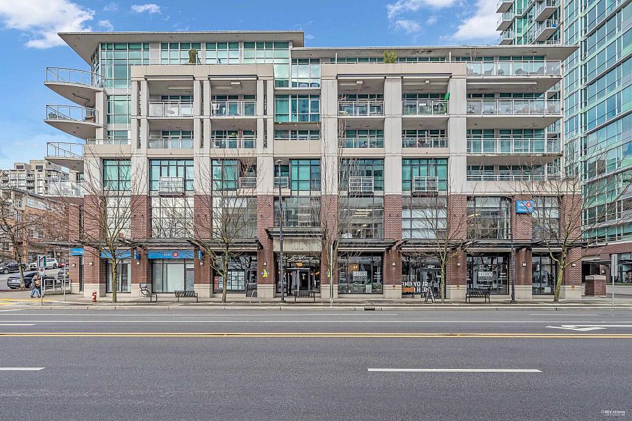 409 100 E Esplanade Street North Vancouver, BC - 2
